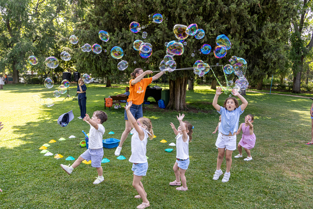 Juego con pompas de jabón en la Fiesta Familiar de Verano. Foto: Miguel Ángel Ros / RCCVM
