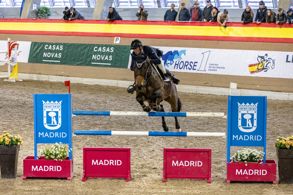 Un binomio supera un obstáculo en el Top Ten 2025. Foto: Miguel Ángel Ros / RCCVM