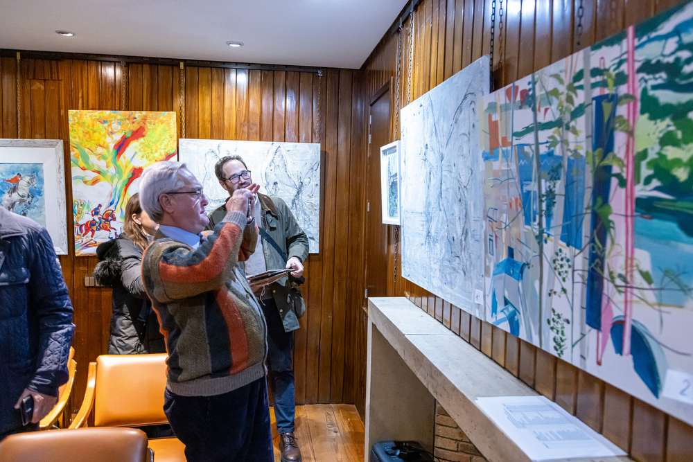 Un abonado fotografía el cuadro ganador. Fotos: Miguel Ángel Ros / RCCVM