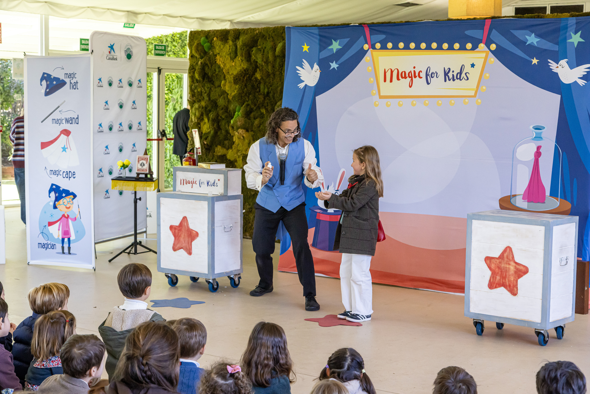Una niña participa en un número del espectáculo Magic For Kids. Foto: Miguel Ángel Ros / RCCVM