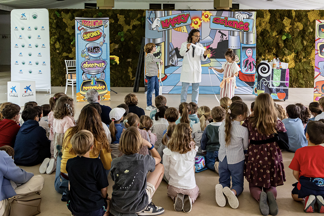Dos niños protagonizan un número del espectáculo familiar Ciencia Divertida, junto al Dr. Science.