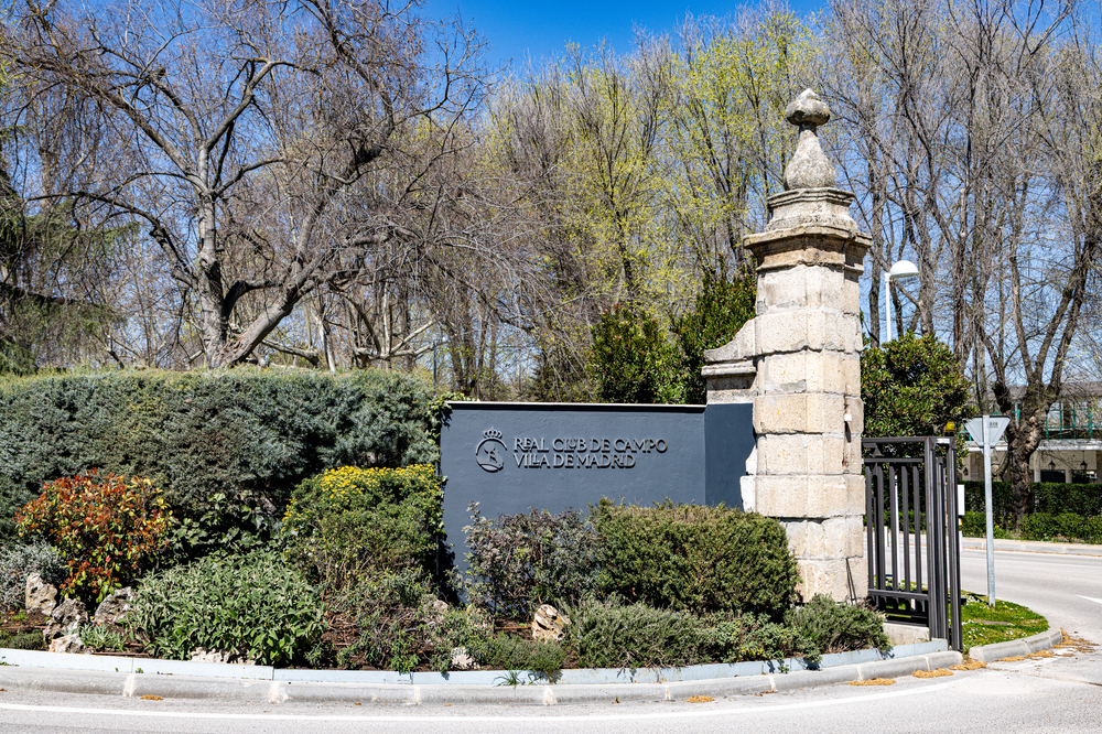 Acceso al Real Club de Campo Villa de Madrid por la carretera de Castilla, kilómetro 2.
