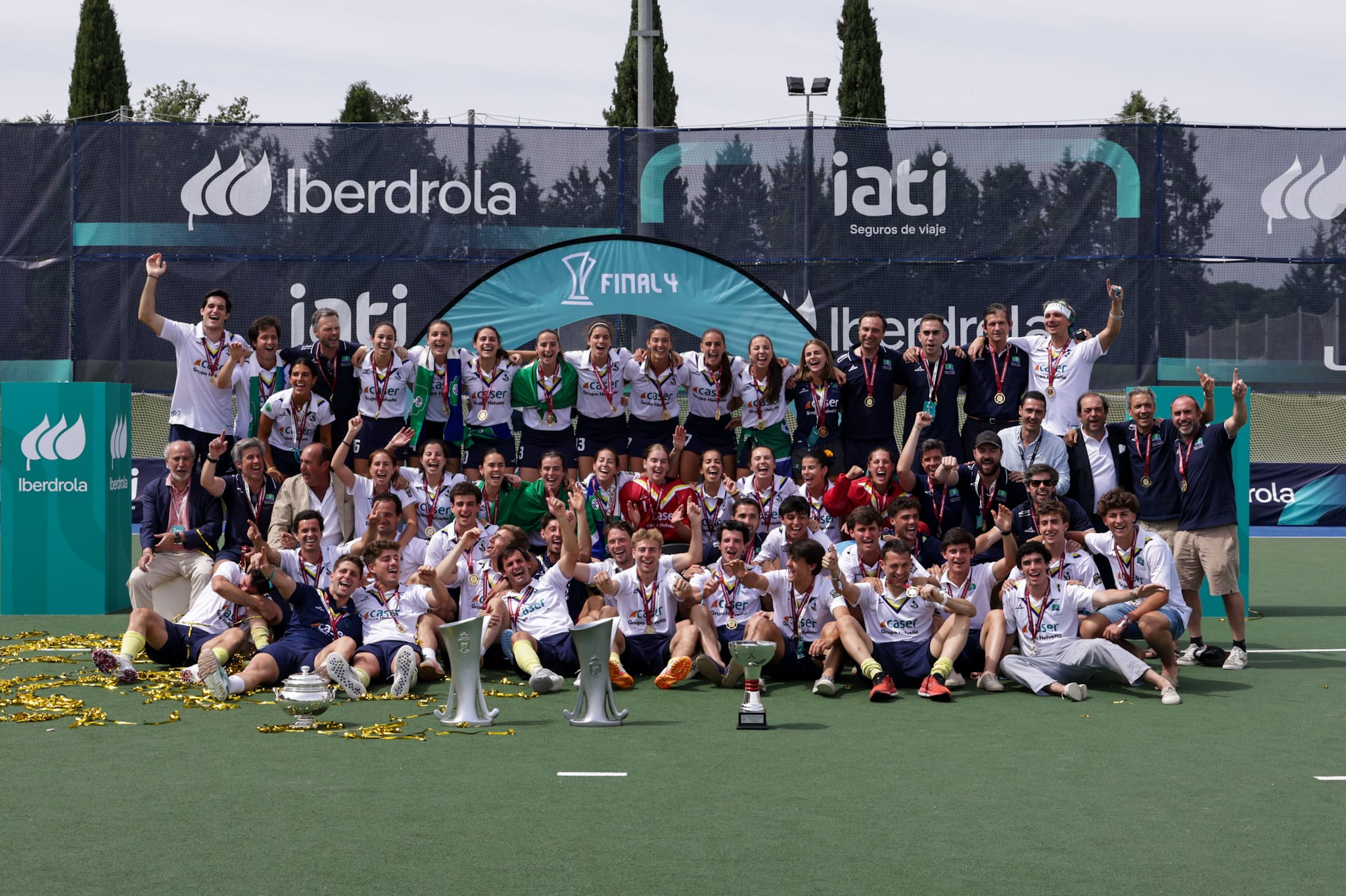 Los equipos femenino y masculino RCCVM se unen en el podio para celebrar sus respectivos títulos de Liga. Foto: Miguel Ángel Ros / RCCVM