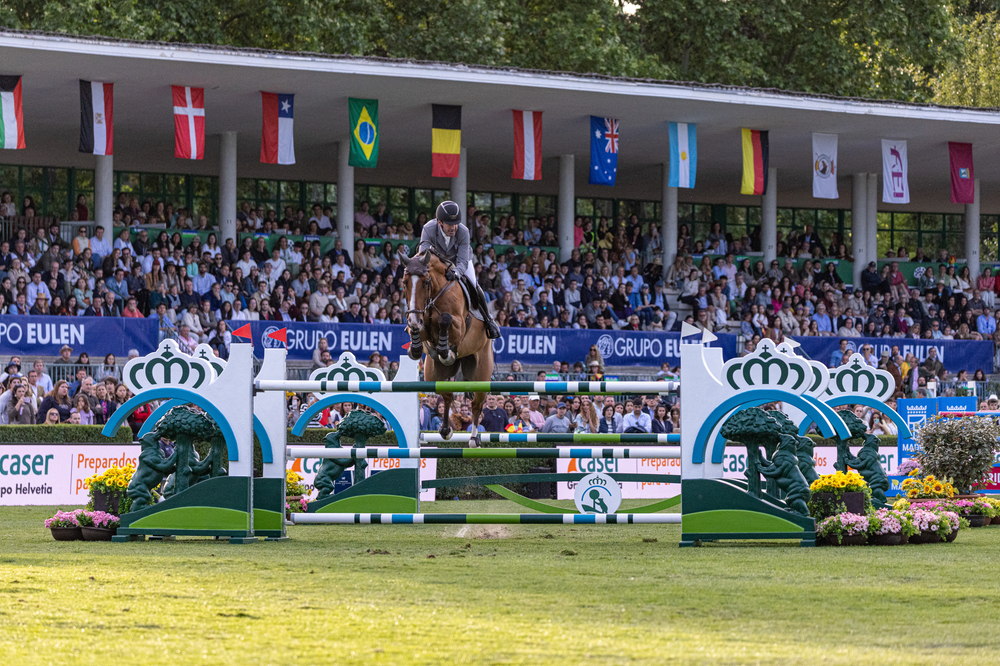 Un binomio supera el obstáculo RCCVM, con la grada de la Pista Verde llena, al fondo. Foto: Miguel Ángel Ros / RCCVM