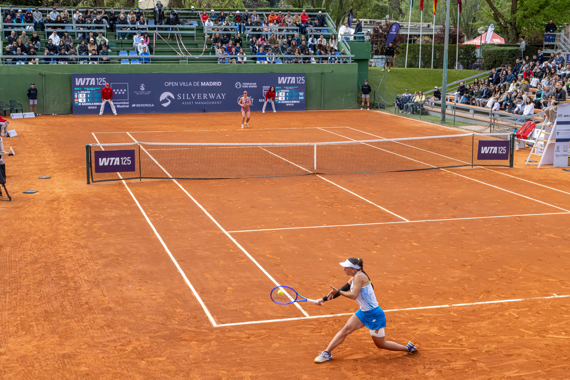 La campeona del Open Villa de Madrid, Lisa Pigato, devuelve una bola de revés a la española Marina Bassols.