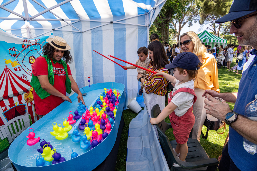 Unos niños tratan de pescar patitos en una de las casetas de la Fiesta Familiar de Verano. Foto: Miguel Ángel Ros / RCCVM