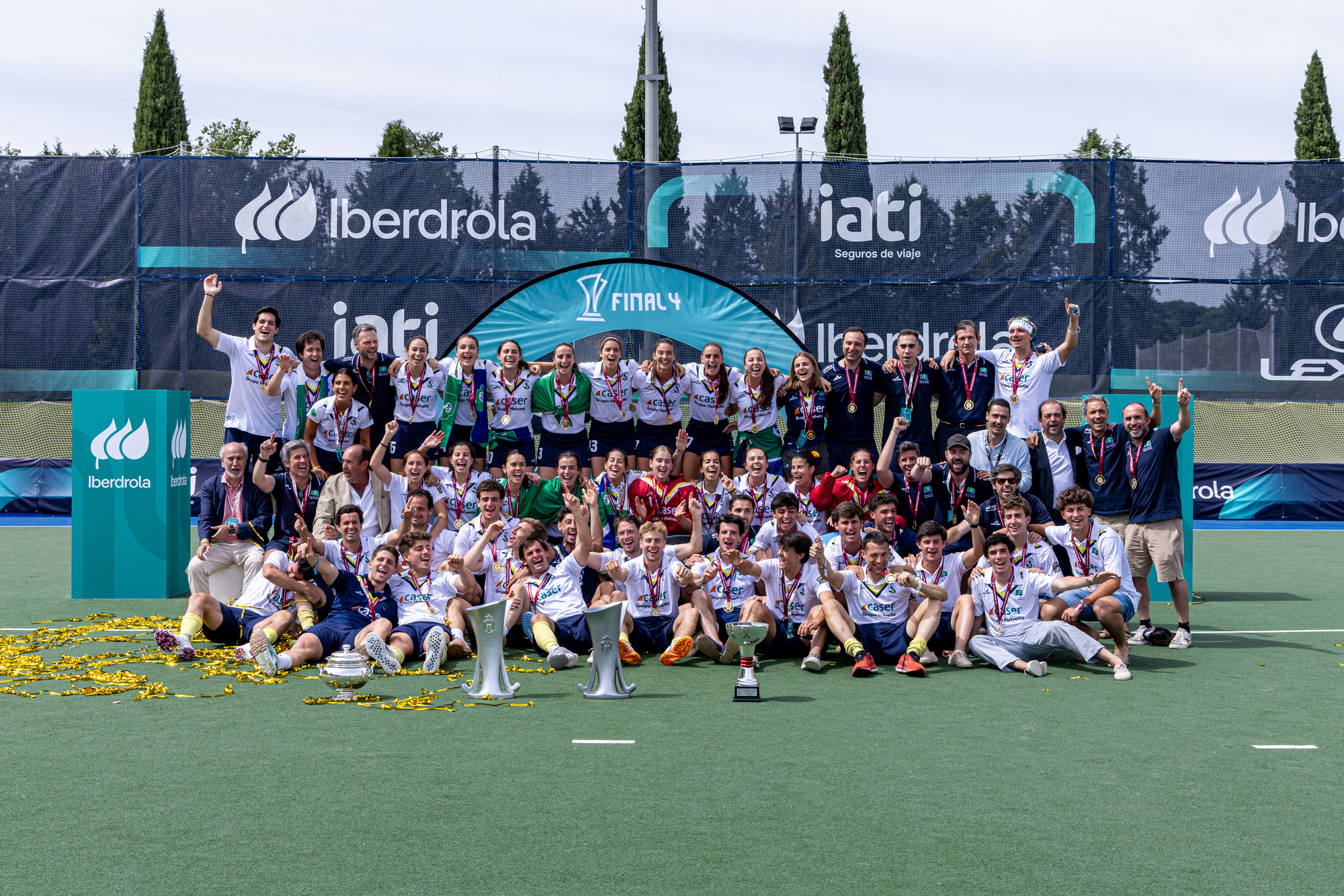 Los equipos femenino y masculino RCCVM se unen en el podio para celebrar sus respectivos títulos de Liga. Foto: Miguel Ángel Ros / RCCVM