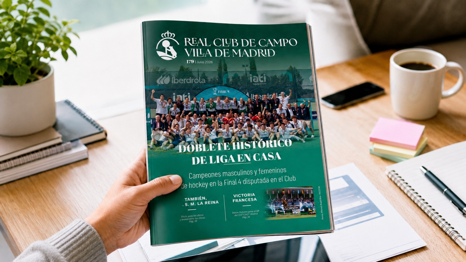 Una mano sujeta la revista del Real Club de Campo Villa de Madrid.