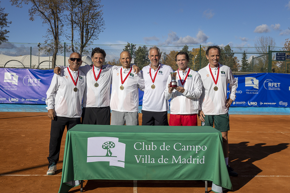 El equipo del Club campeón de España +50 de tenis masculino. Foto: Roberto Cuezva / CCVM