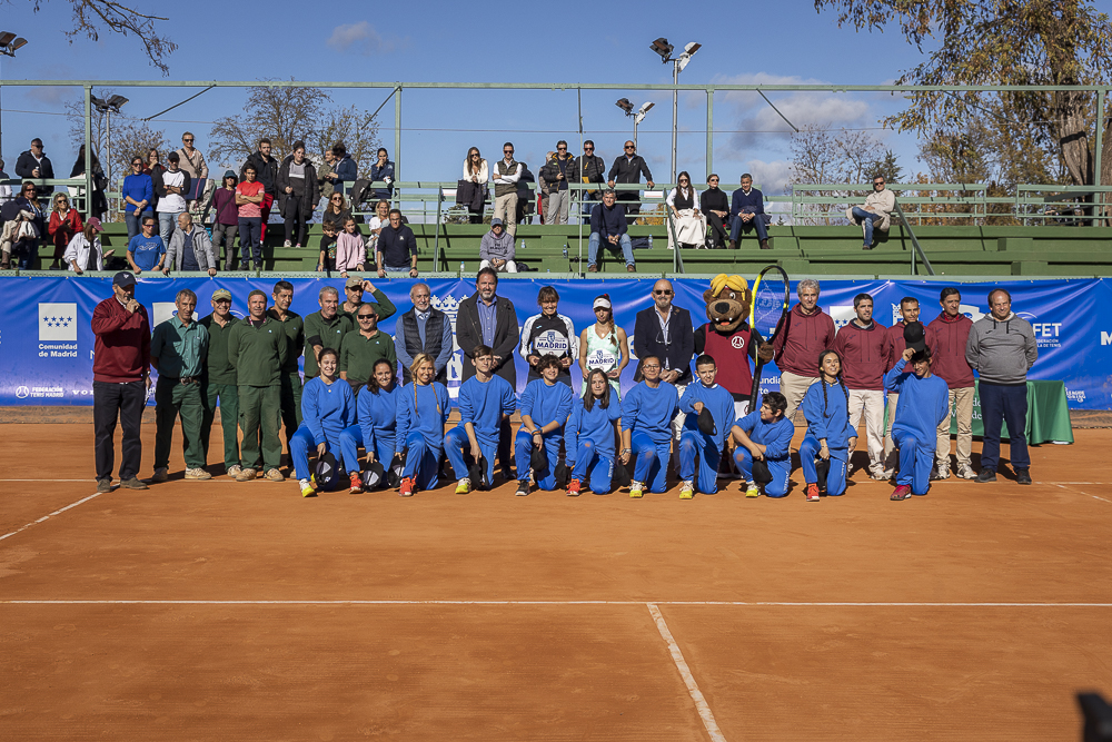 Imagen de 'familia' con tenistas, autoridades, recogepelotas y Hombres de Verde. Foto: Roberto Cuezva / CCVM
