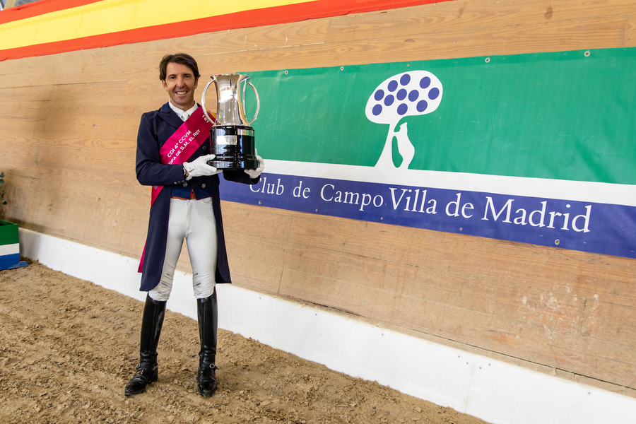 El jinete Claudio Castilla, vencedor de la Copa S.M. El Rey de doma clásica. Foto: Miguel Ros / CCVM