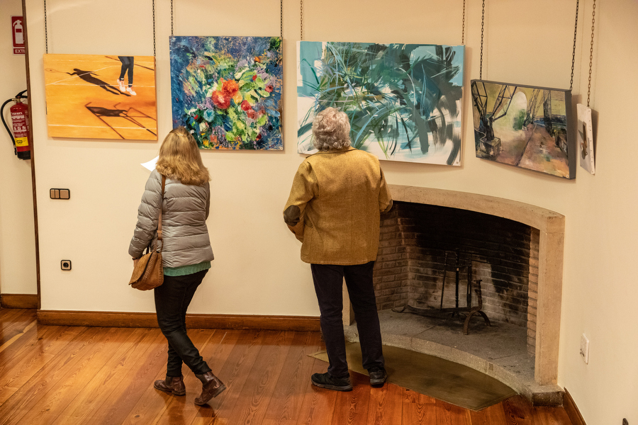 Dos asistentes contemplan las obras artísticas de la exposición. Foto: Miguel Ros / CCVM