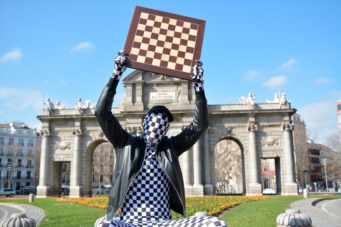 Rey Enigma, famoso ajedrecista anónimo, en la Plaza de Alcalá de Madrid.