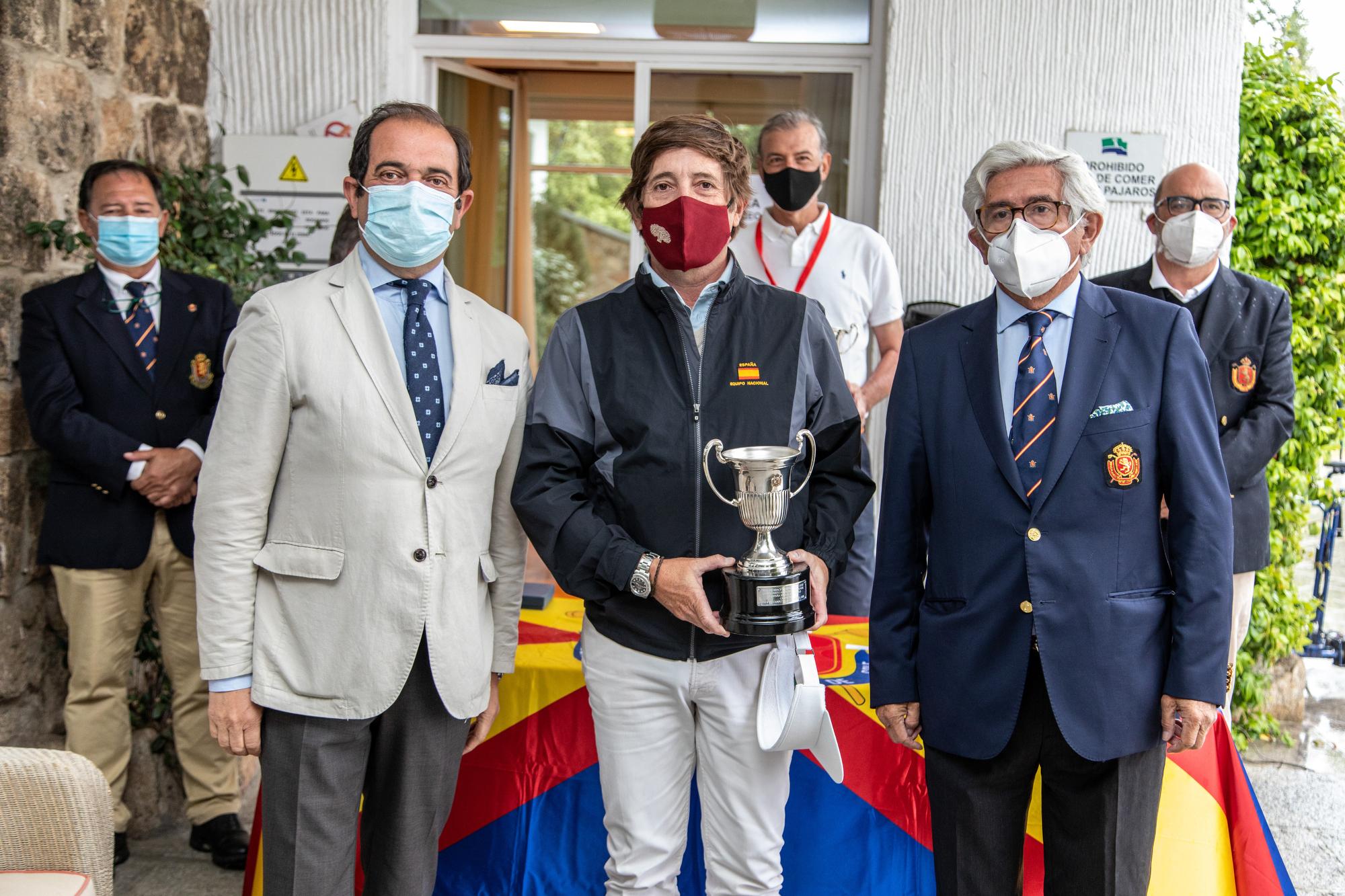 Jacobo Cestino, con el Director de Deportes del Club, Jesús Barrera (izda.), y el presidente de la Federación Española de Golf, Gonzaga Escauriaza. Foto: Miguel Ros / CCVM 