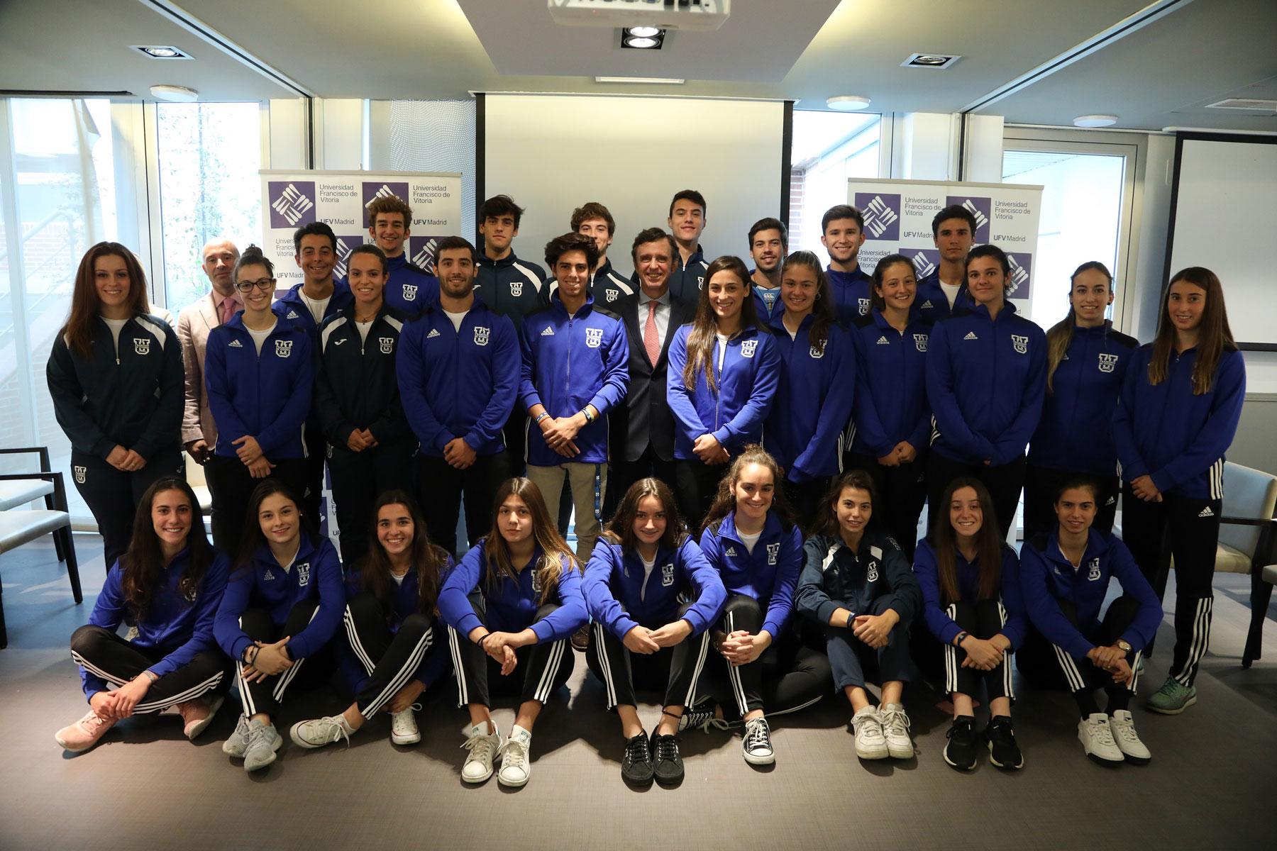 El rector de la Universidad Francisco de Vitoria, Daniel Sada, se reúne con los 30 estudiantes deportistas que forman parte del programa UFVDeporte.