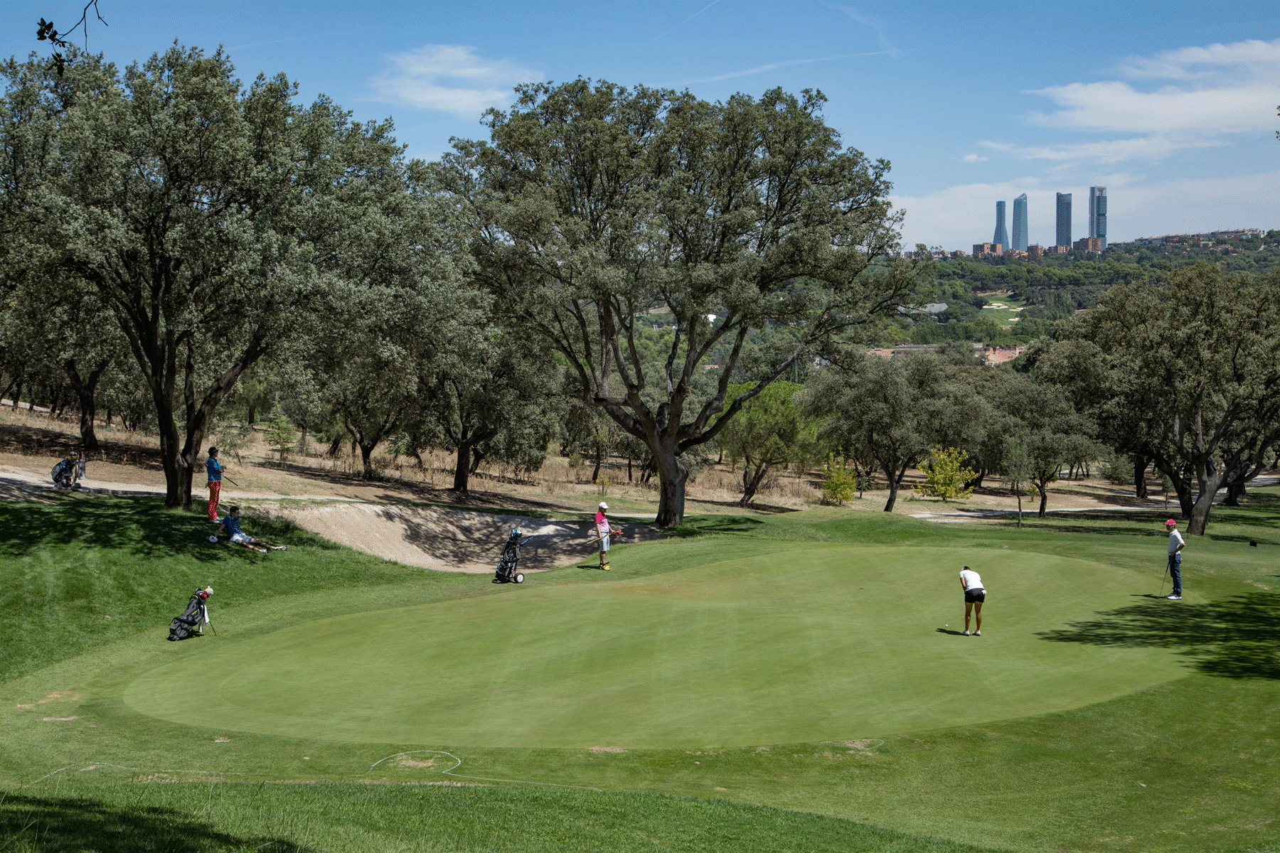 Jugadores de golf en el Club de Campo Villa de Madrid.