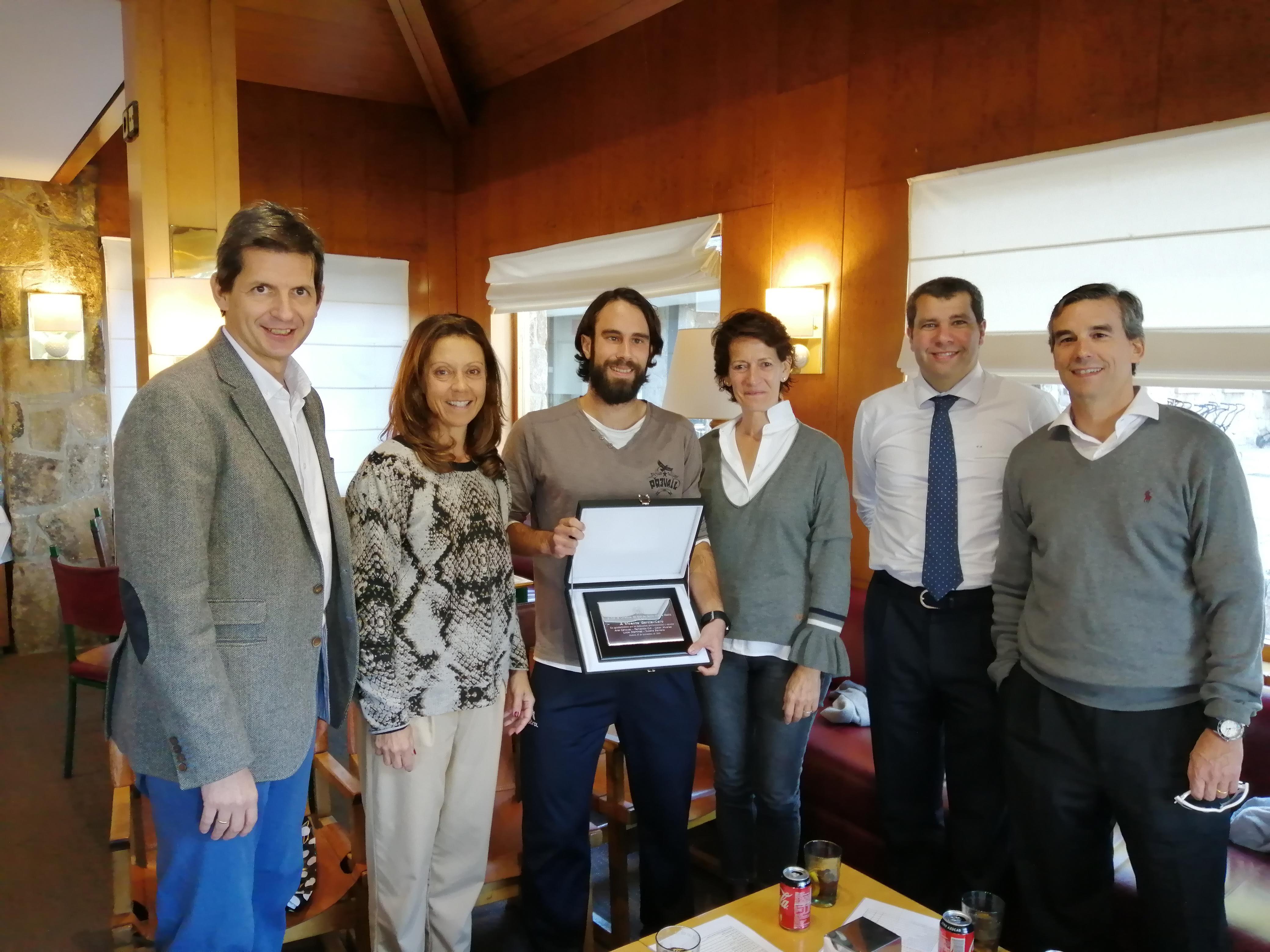 Vicente García-Caro Lorenzo sujeta la placa que le entregaron como homenaje acompañado de varios miembros del Club de Corredores.