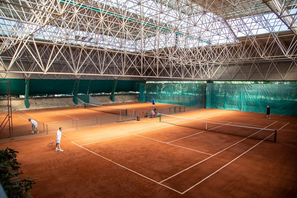 Pista de tenis cubierta de tierra batida del Club. Foto: Miguel Ros / CCVM