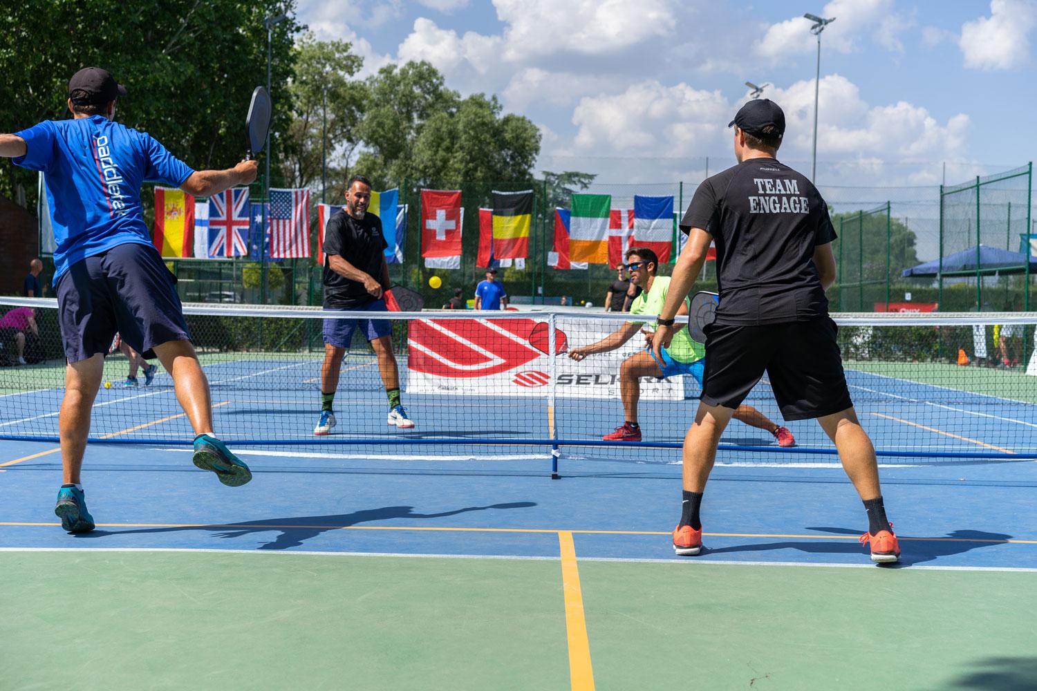 Partido de dobles de pickleball.