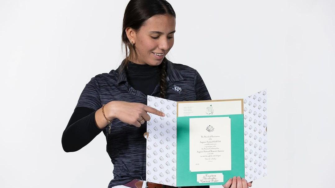 Cayetana Fernández García-Poggio señala la invitación para el Augusta National 2024.