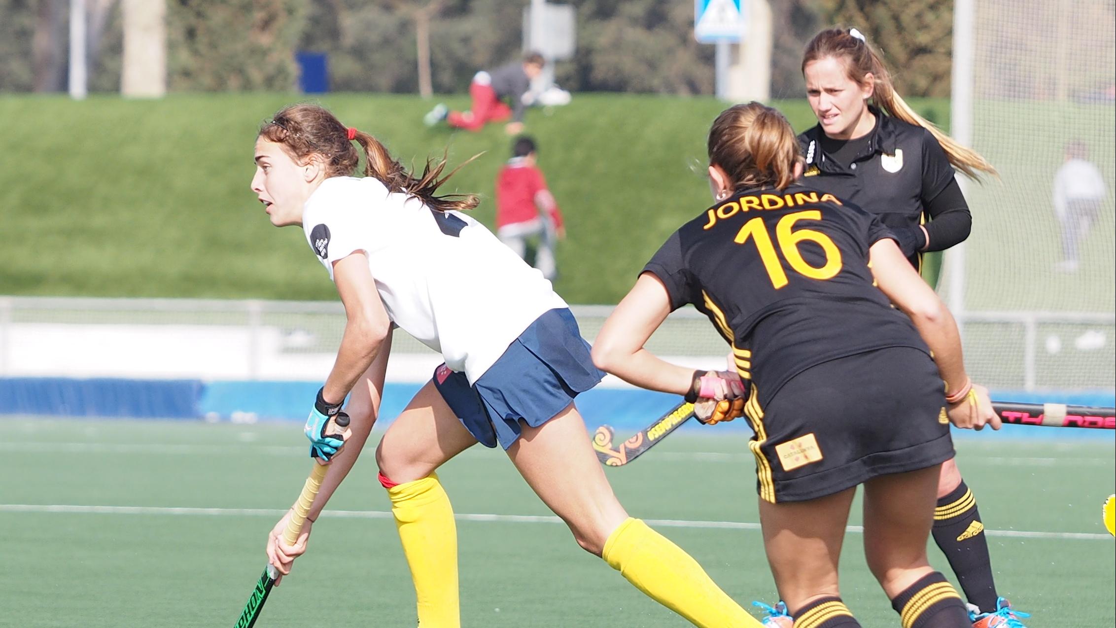 Alejandra Torres-Quevedo conduce la bola en el último enfrentamiento contra el Atlètic Terrassa en el Club de Campo. Foto: Ignacio Monsalve