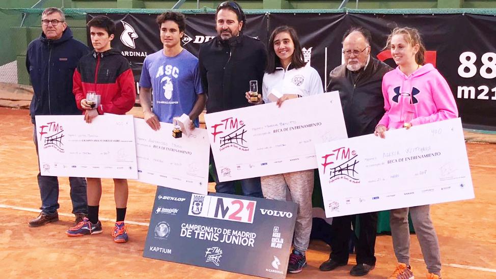 Campeones y finalistas posan con Tati Rascón 