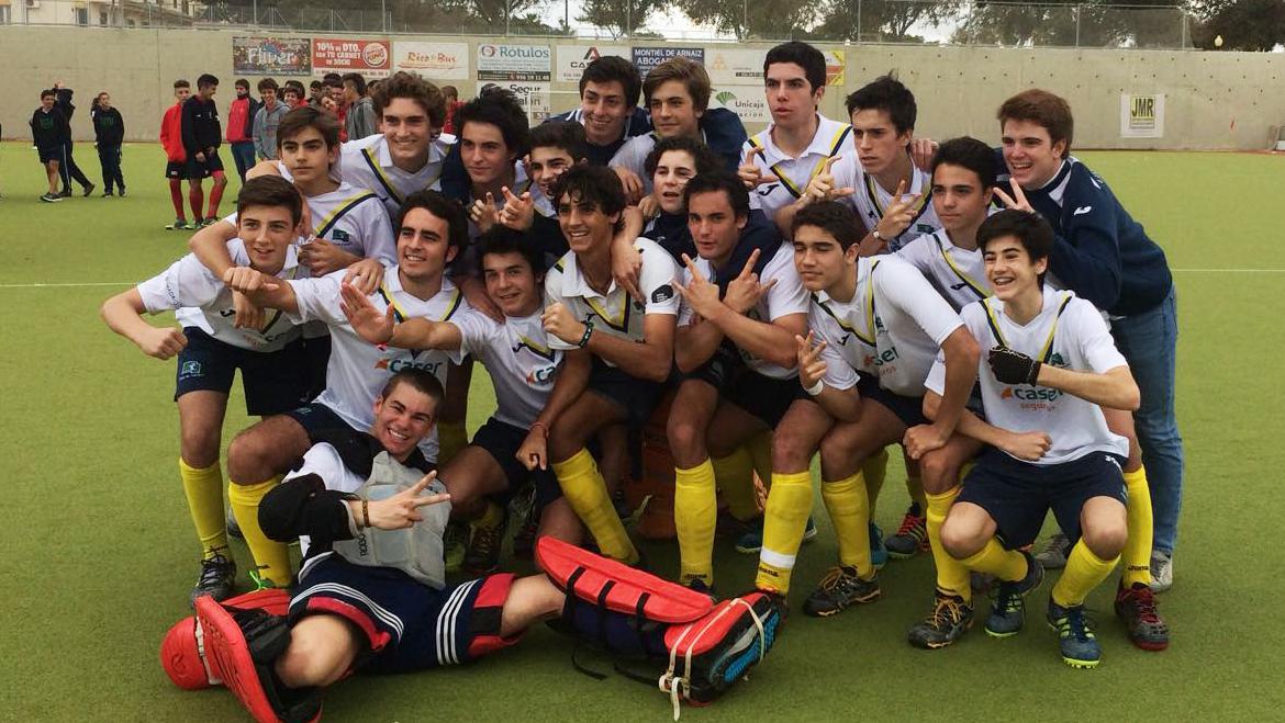 El equipo masculino posa con la Copa de España