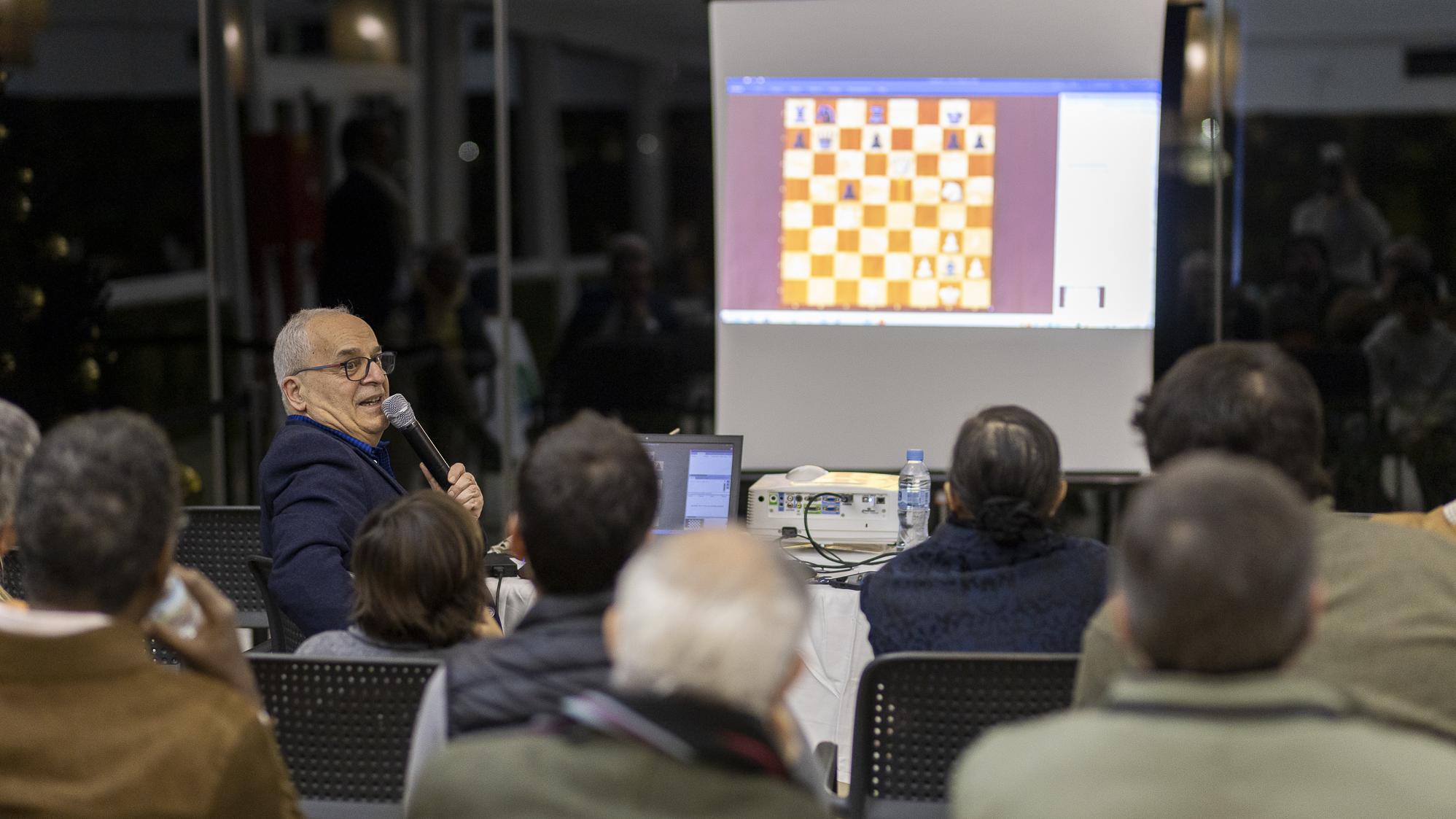 Conferencia de ajedrez con el Gran Maestro Internacional Elizbar Ubilava. Foto: Roberto Cuezva / CCVM