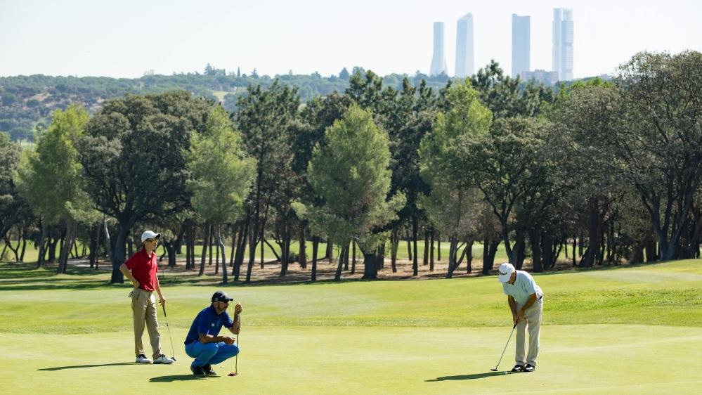 Tres jugadores en un green del Club de Campo. Foto: Miguel Ros