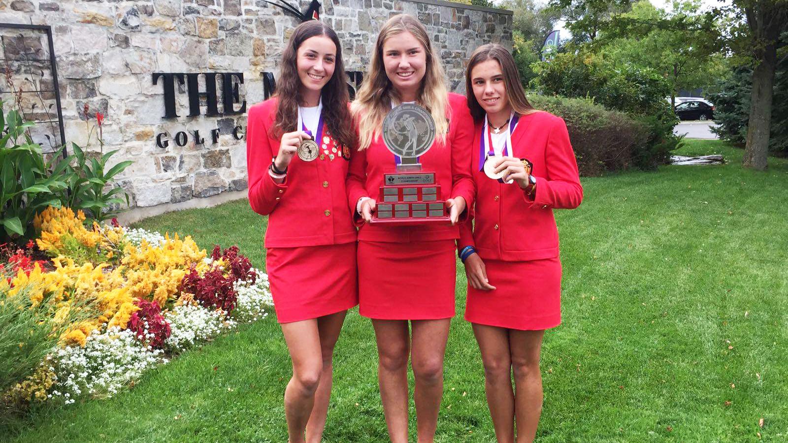 Las jugadoras de la selección española con las medallas de oro
