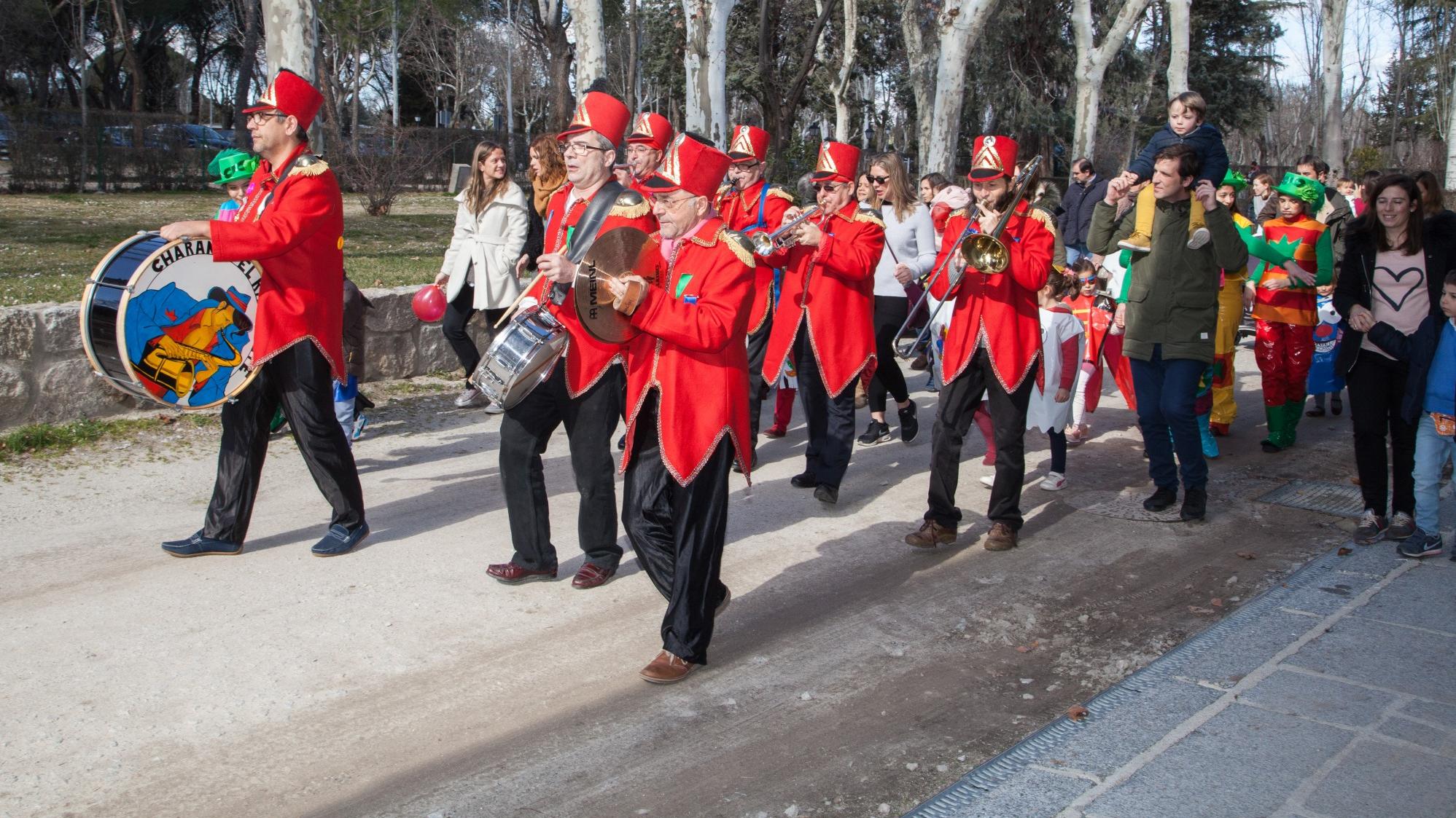Comienzo del pasacalles con la Charanga El Ramillete. Foto: Miguel Ros