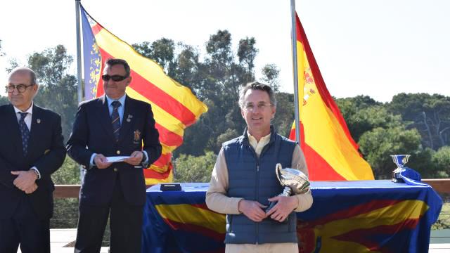 Ignacio González con el trofeo de campeón. Foto: Federación Madrileña de Golf