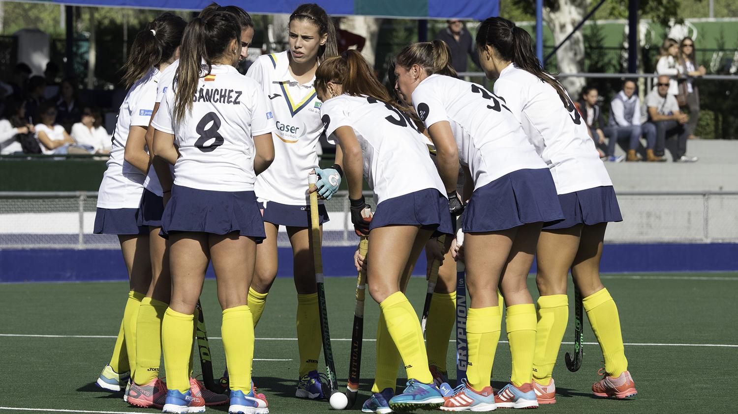 Jugadoras del Club hacen piña antes de un penalti córner. Foto: Ignacio Monsalve