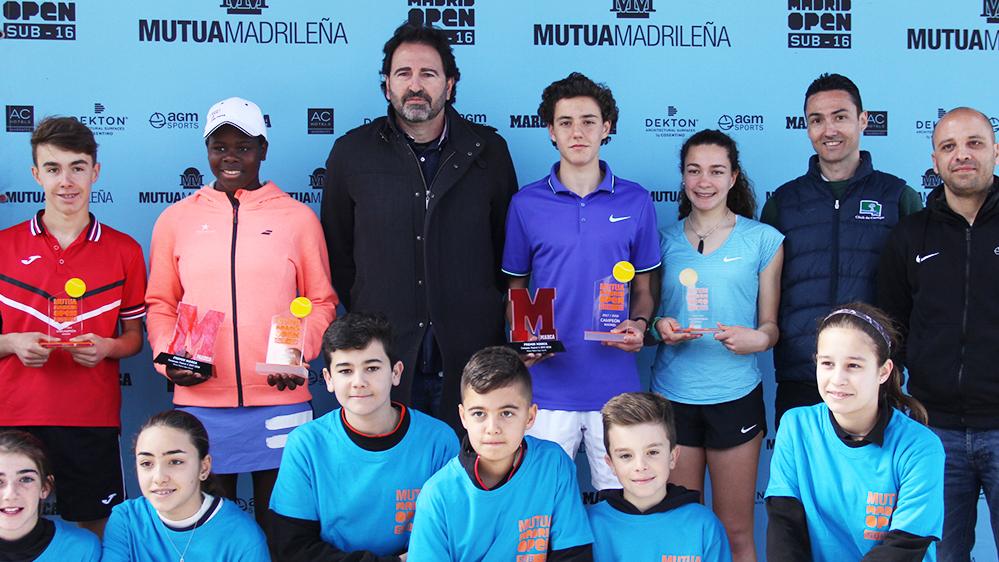 Tati Rascón y Guillermo Sánchez posan con los finalistas y los recogepelotas