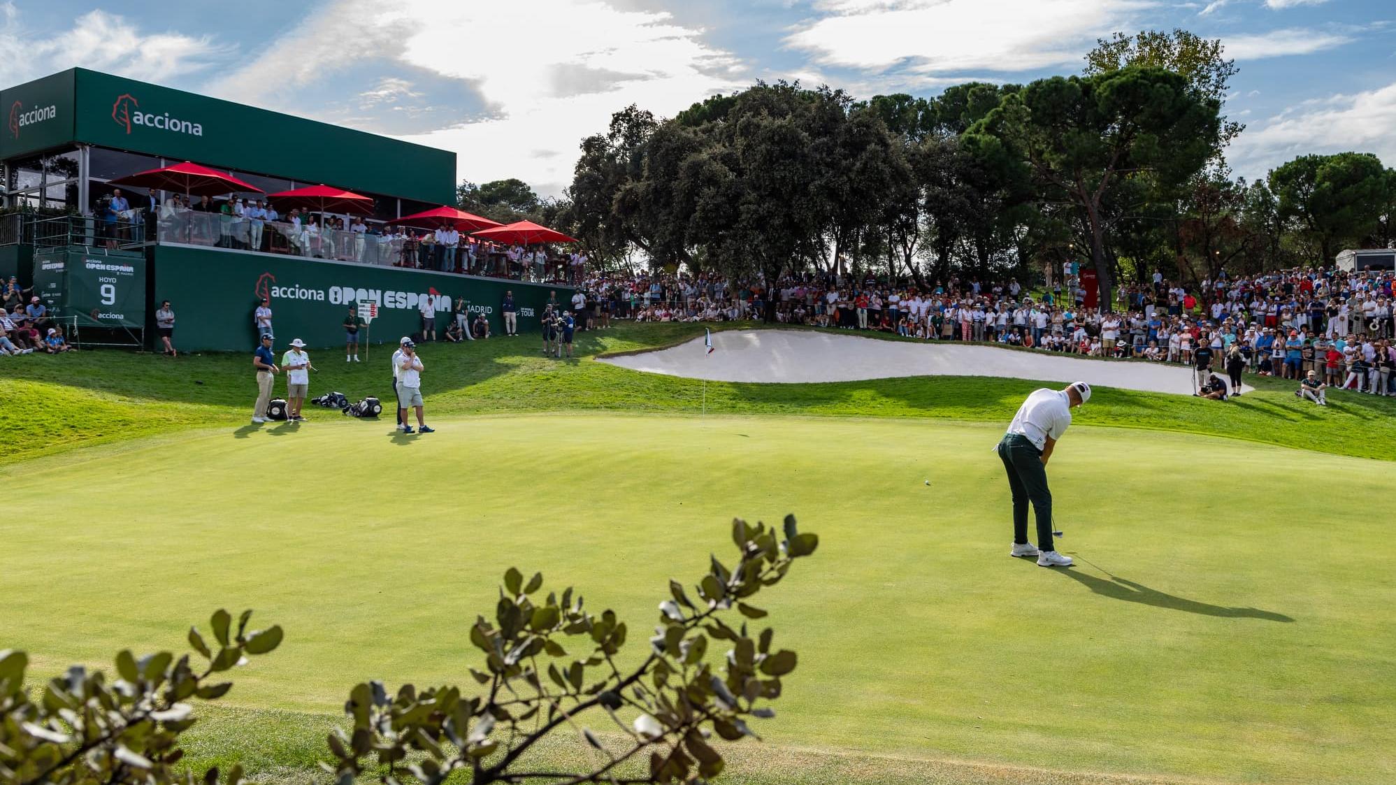 Un jugador ejecuta un putt en el hoyo 9 del del Acciona Open de España presented by Madrid 2023. Foto: Miguel Ángel Ros / CCVM
