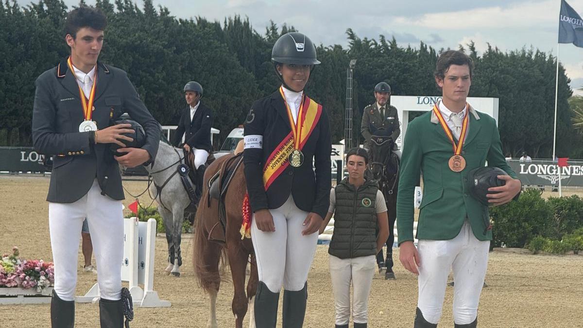Juan Riva (izda.)y Emilio García-Torres (dcha.), en el podio del Campeonato de Jóvenes Jinetes.