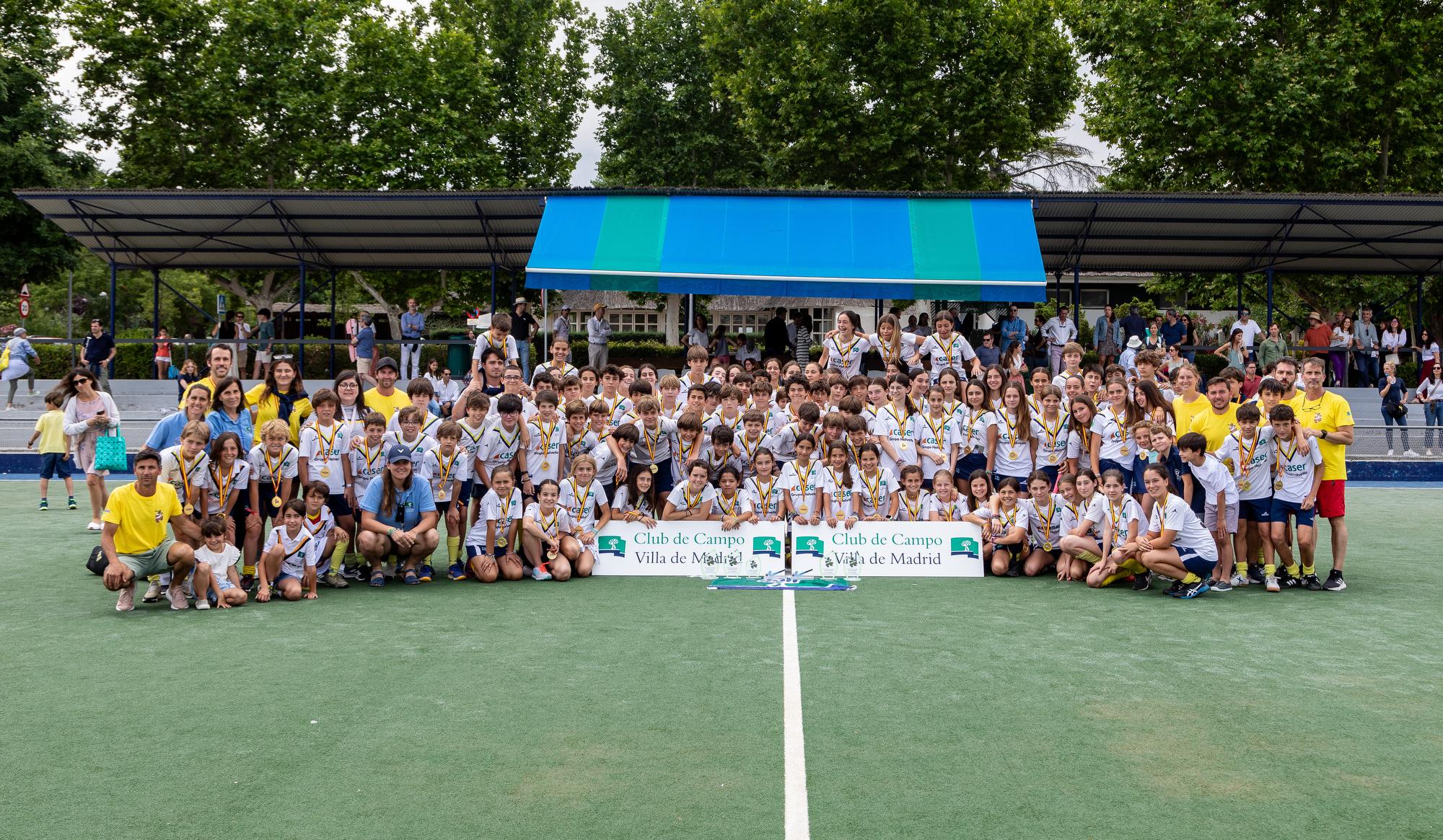 Jugadores y jugadoras del Club, reunidos en el 52º Torneo de San Isidro de hockey.
