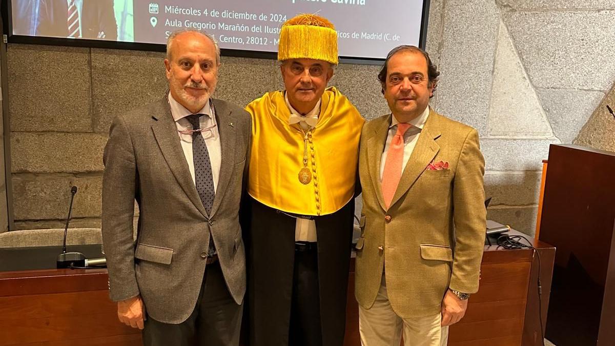 Antonio Zapatero (centro), junto al gerente CCVM, Juan Carlos Vera (izda.), y el director de Deportes, Jesús Barrera.