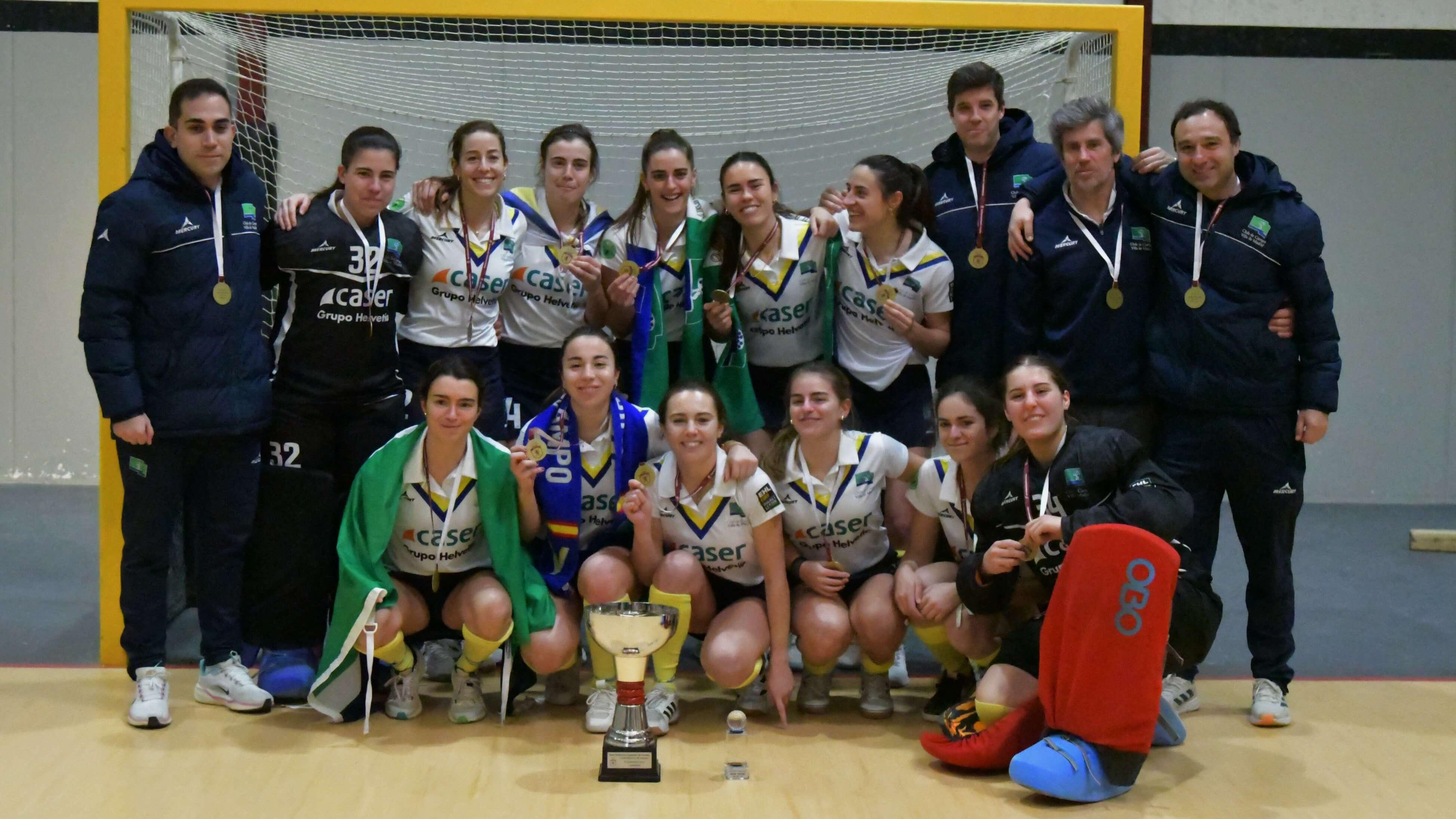 Las jugadoras del Club, con la copa de campeonas. Foto: Jordi Gestí