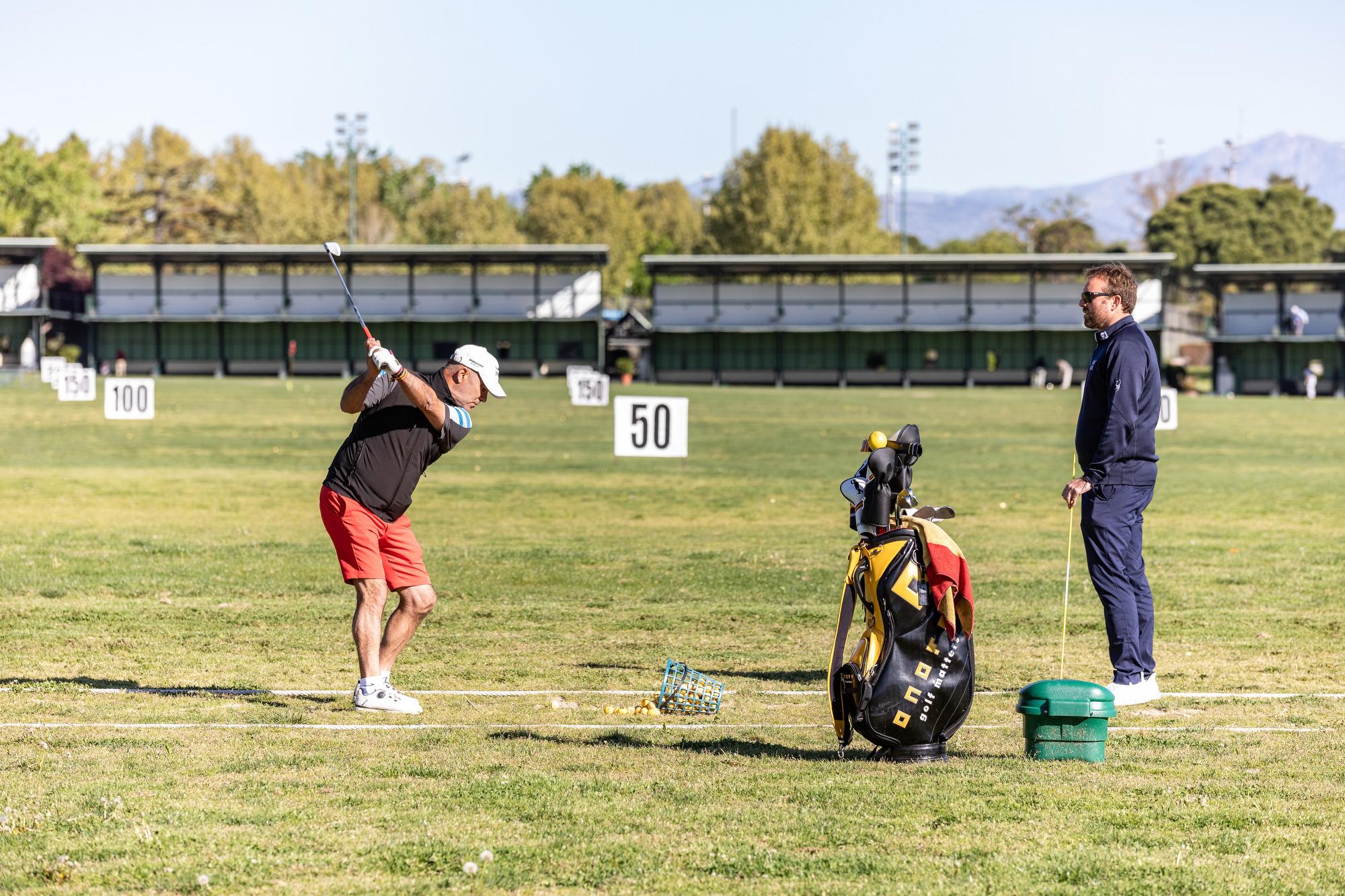 Jugadores de golf, en el campo de prácticas del Club de Campo Villa de Madrid. Foto: Miguel Ángel Ros / CCVM