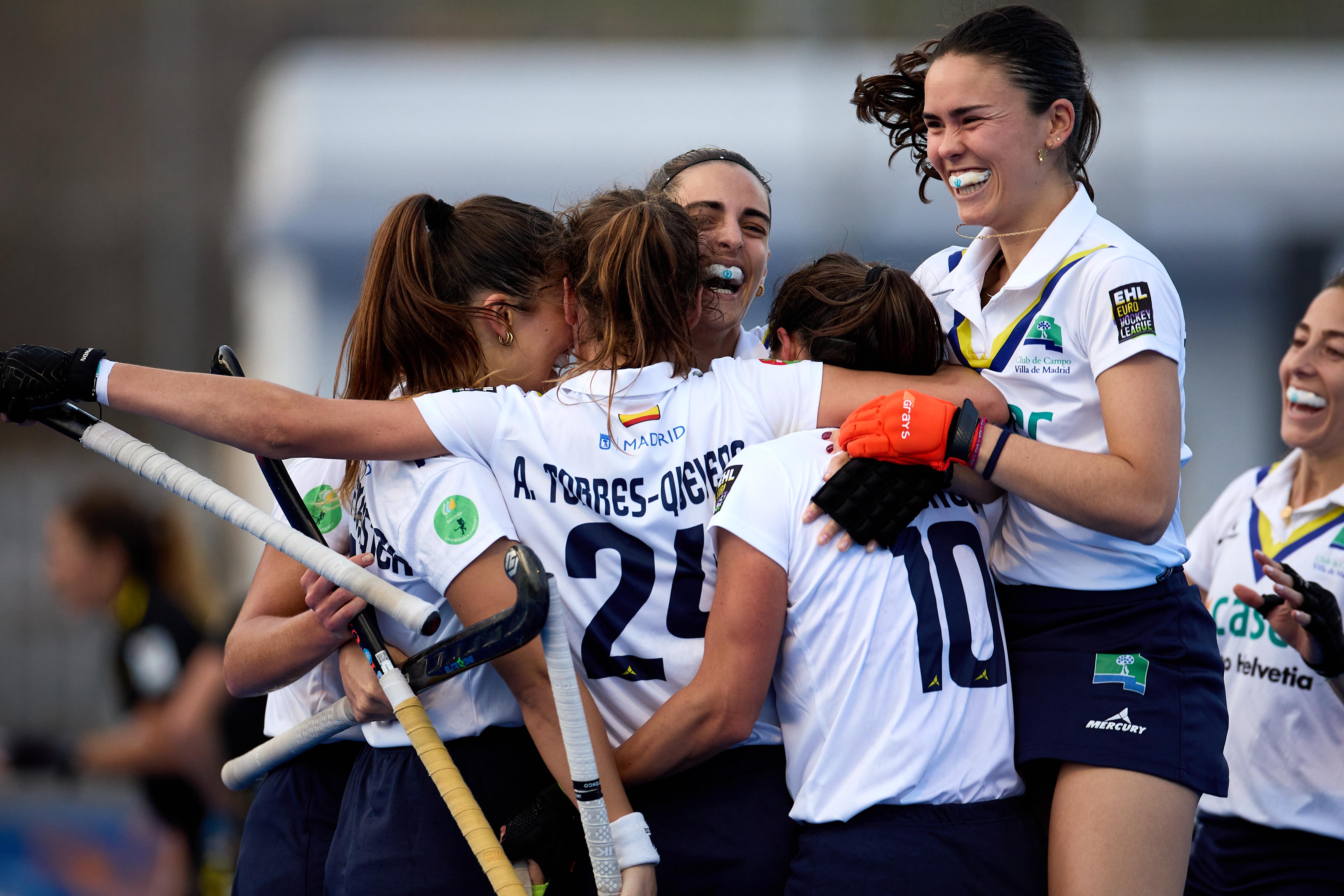Las jugadoras del Club se abrazan para celebrar un gol.
