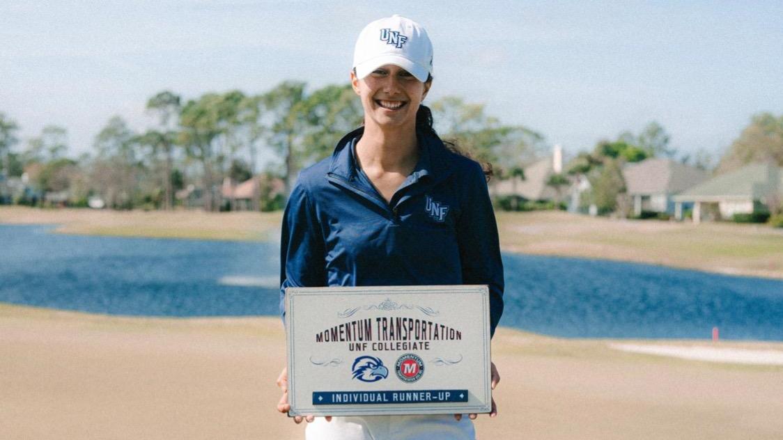 La abonada Casilda Allendesalazar luce el diploma de su segundo puesto en el torneo de golf Momentum Transportation UNF Collegiate.