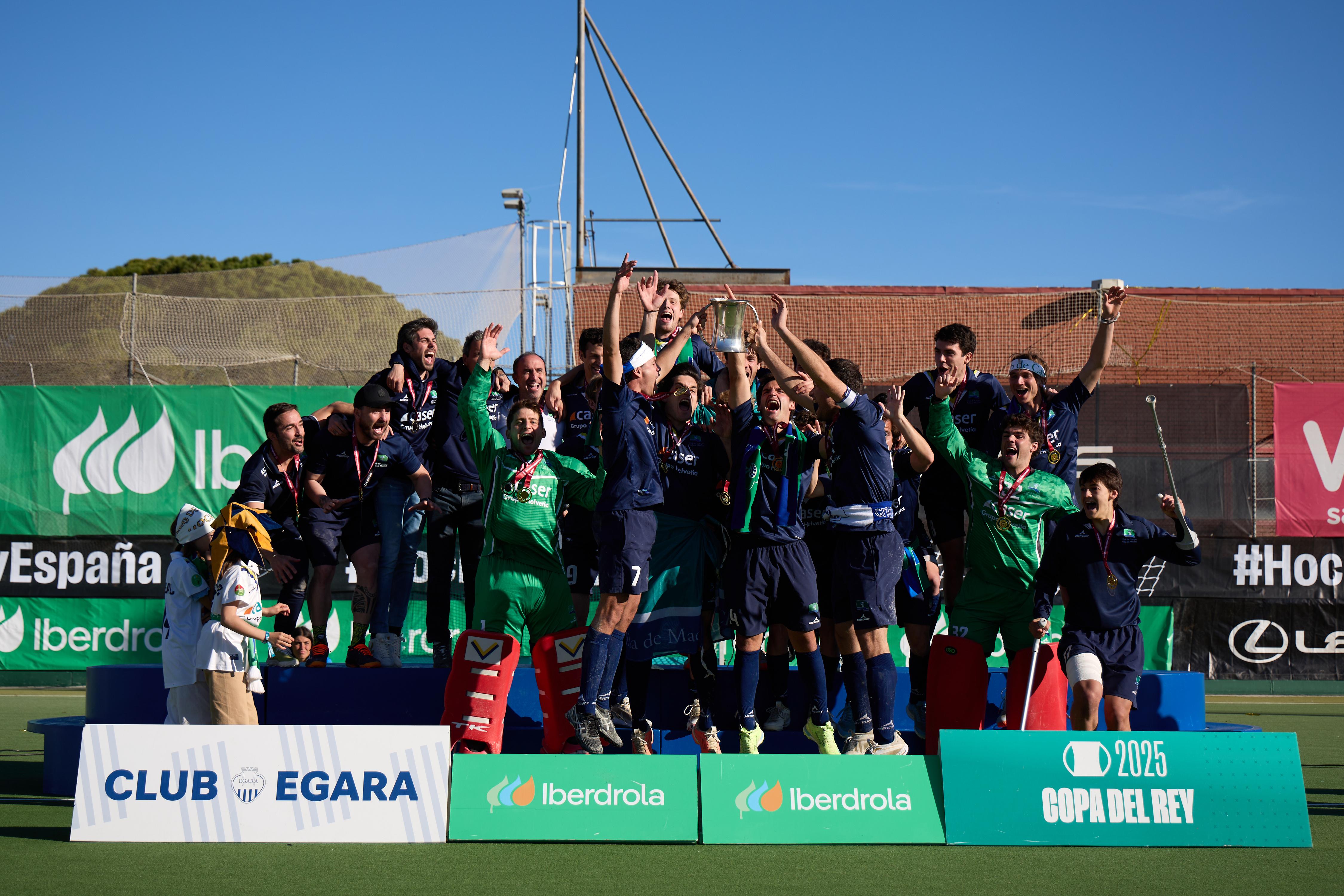 Los jugadores del Club celebran el título de Copa 2025. Fotos: RFEH