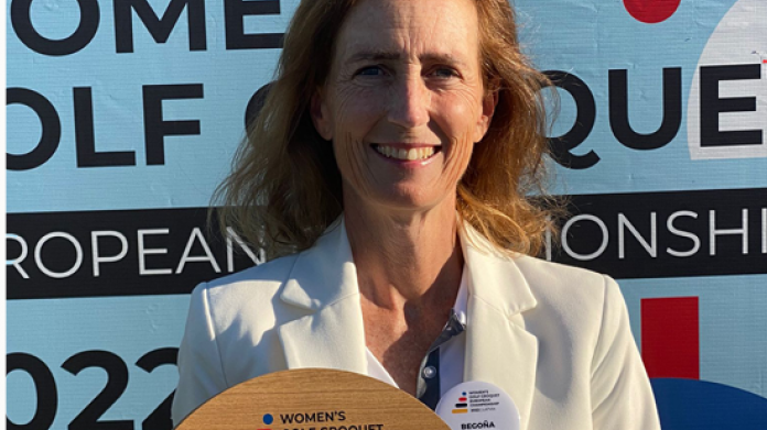 Begoña Elzaburu, con el trofeo de campeona de Europa.