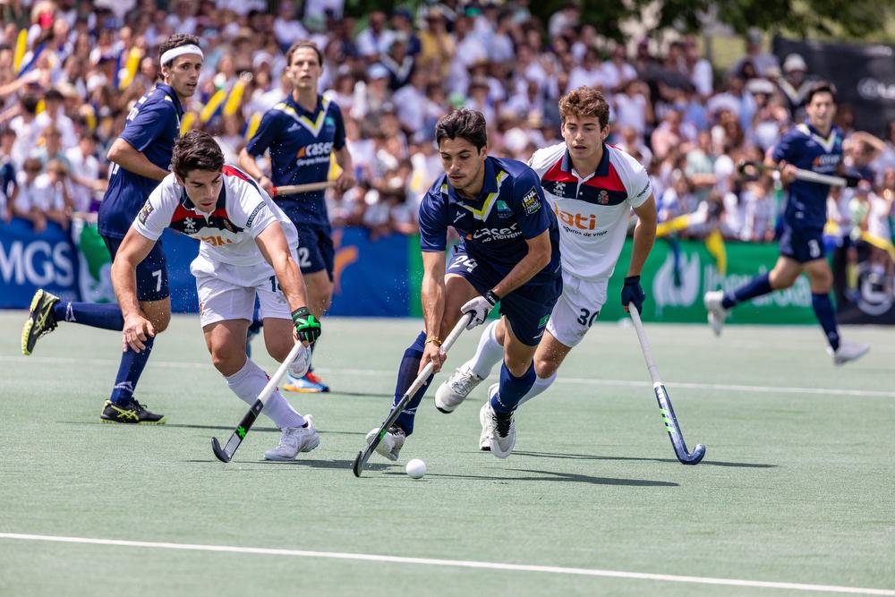 Ignacio Rodríguez supera a unos rivales del RC Polo. Foto: Miguel Ángel Ros / CCVM