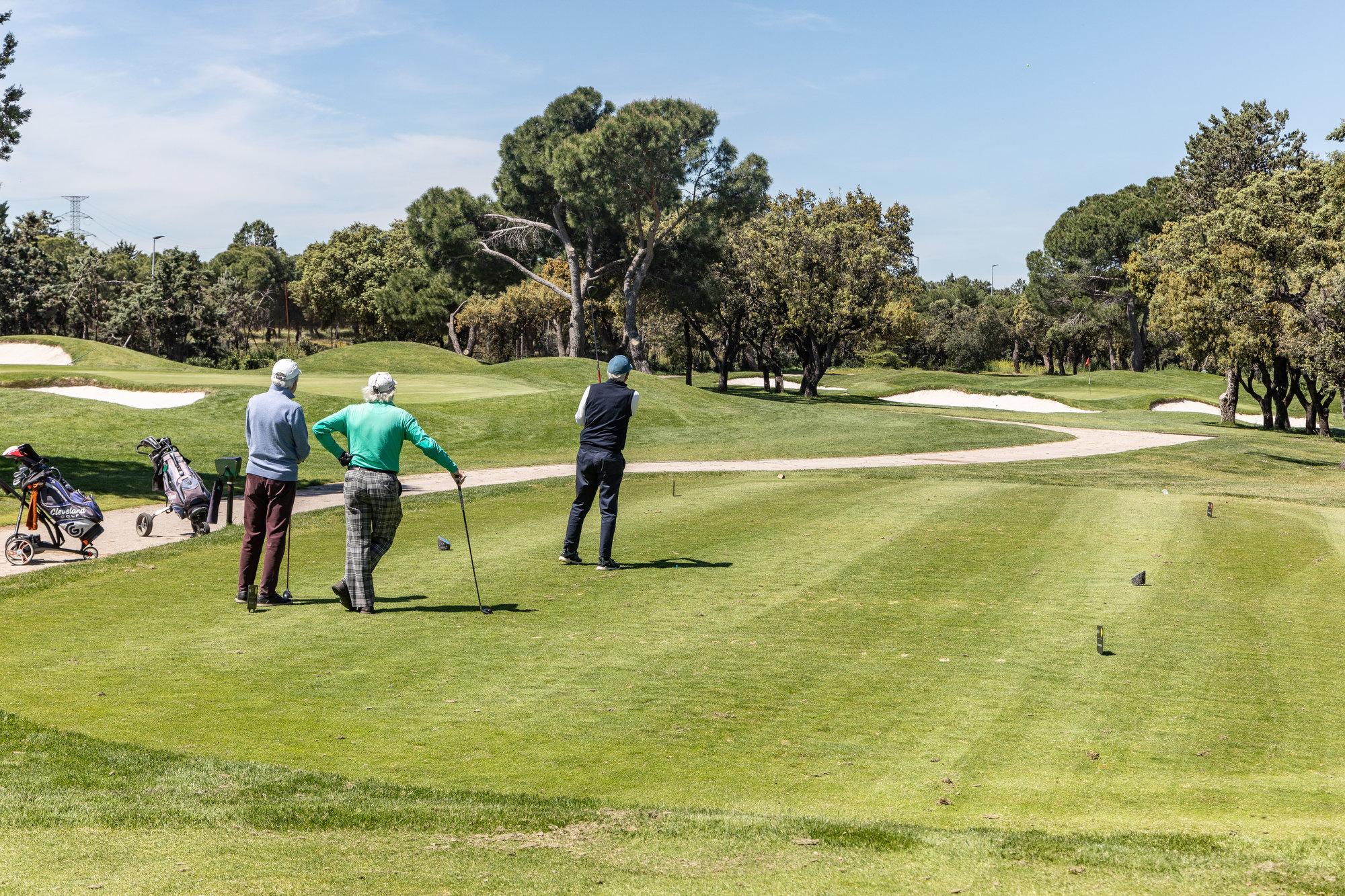 Golfistas, en el hoyo 17 del Recorrido Negro del Club. Fotos: Miguel Ángel Ros / CCVM
