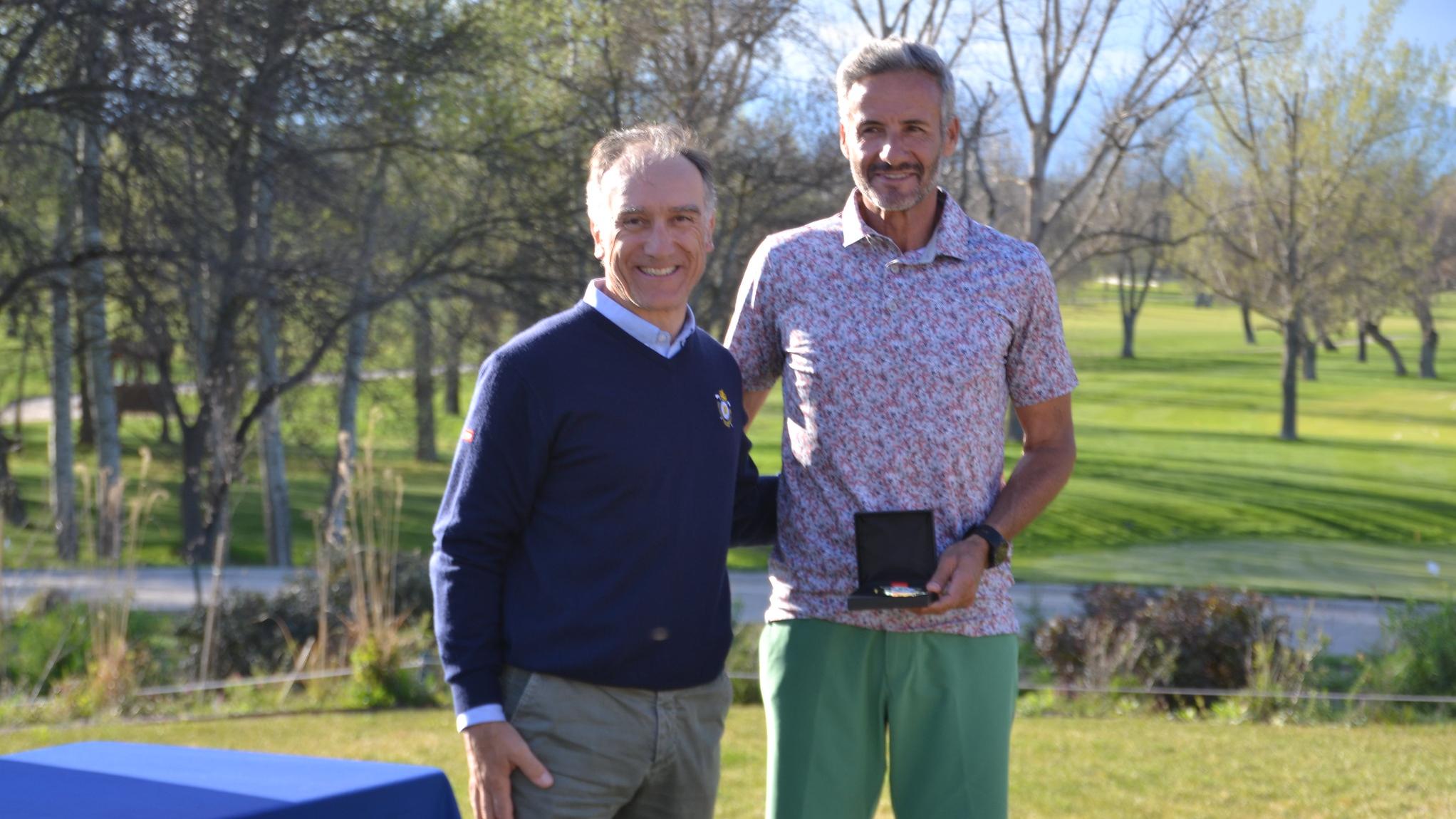 Alejandro Lafarga (dcha.), con el trofeo de campeón. Foto: FedGolfMadrid