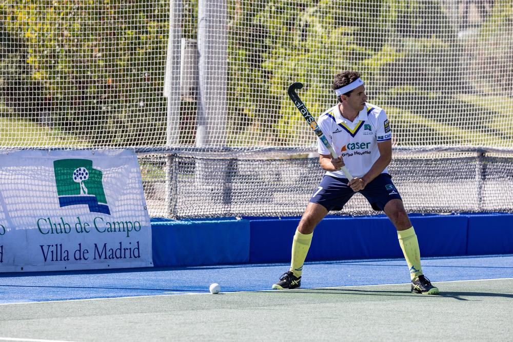 El jugador de hockey del Club, Quique González de Castejón, preparado para sacar un penalti córner. Foto: Miguel Ángel Ros / CCVM