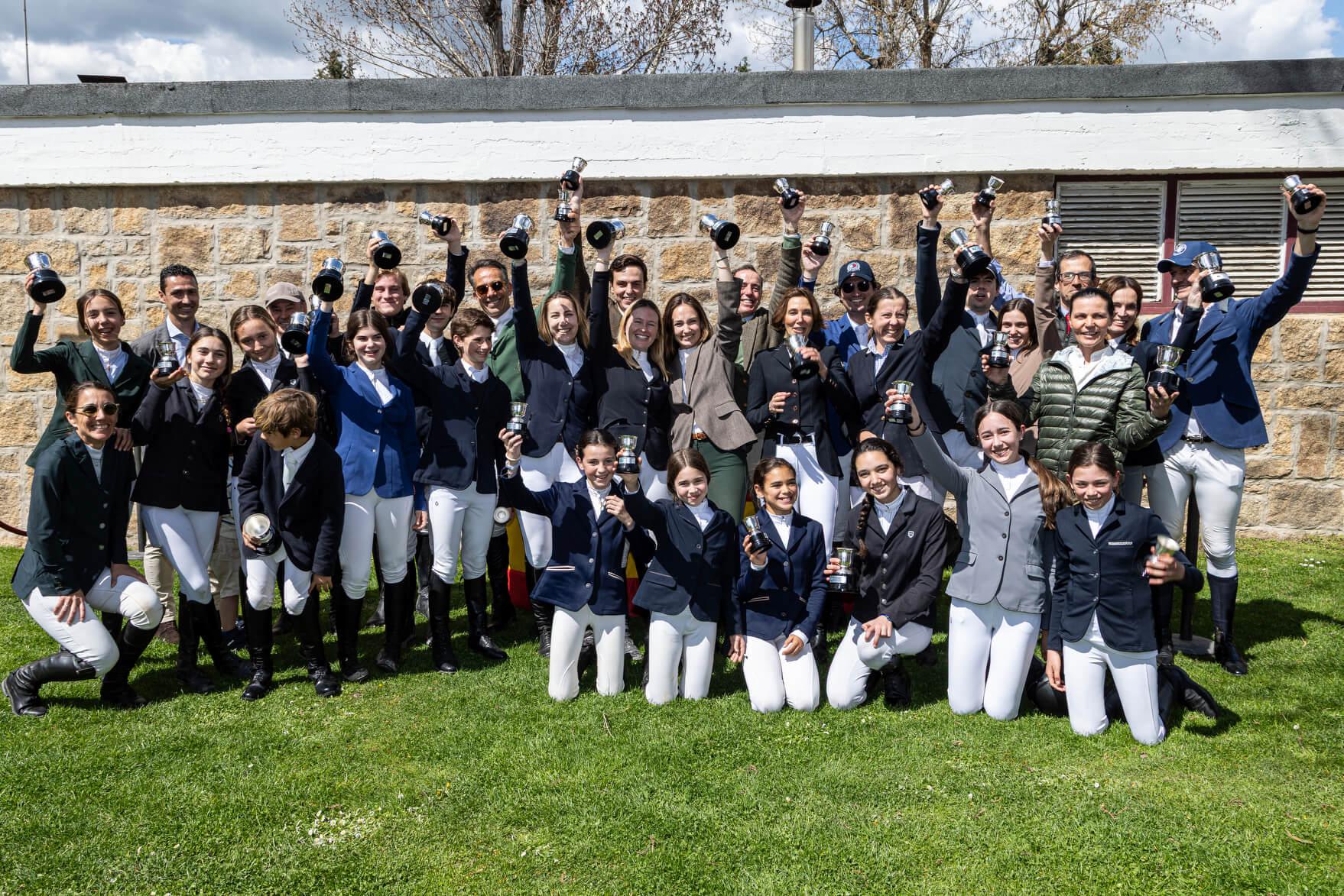 Los ganadores sociales de hípica celebran sus victorias. Foto: Miguel Ángel Ros / CCVM