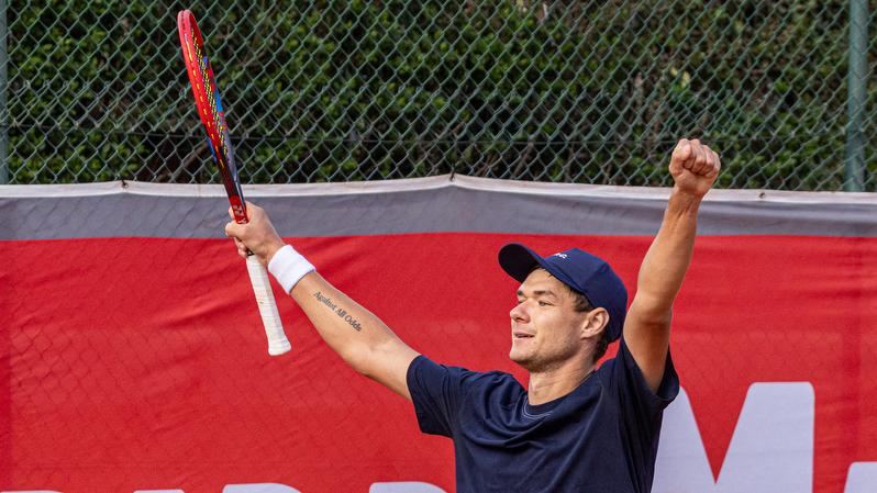 Kamil Majchrzak celebra su triunfo en el Open Comunidad de Madrid 2025. Foto: Miguel Ángel Ros / CCVM